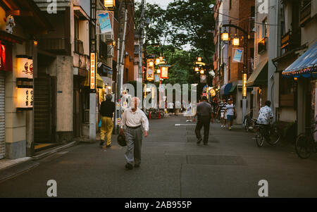 Un vieil homme japonais promenades le long d'une rue à Asakusa, Tokyo, Japon. Le taux de natalité est de ralentir et l'on observe un vieillissement de la population au Japon. Banque D'Images