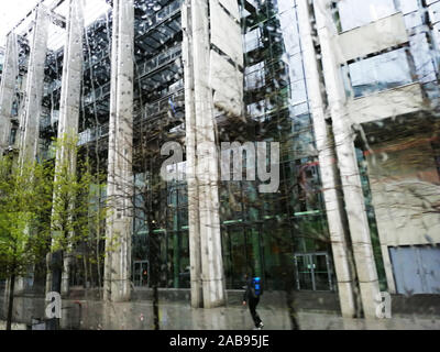 La pluie dans la ville. Les gens avec des parasols. Couvert. Arrière-plan flou. Ville scandinave d'Oslo sous la pluie, arrière-plan flou, ville à travers le verre avec Banque D'Images