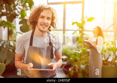 Magasin de fleurs fleuriste à tablet prend en ligne de commande Banque D'Images