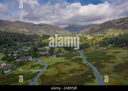 Plus de pousses de drone Lake Road village et Langdale Pikes dans Lake District National Park, Royaume-Uni Banque D'Images