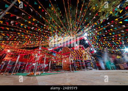 Katmandou, Népal - 2 octobre 2019 : Temple Hindou décoré avec des lumières de Diwali Festival.