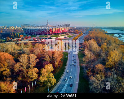 Varsovie, Pologne - 17 NOVEMBRE 2019 : magnifique coucher de aerial drone vue de panorama de ville moderne avec des gratte-ciel de Varsovie et le PGE Narodow Banque D'Images