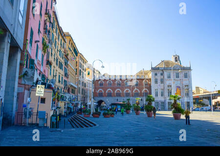 Gênes, Italie - 11 septembre 2019 : Les gens près de Palazzo San Giorgio - Palazzo delle Compere ou St George - les plus importants bâtiments historiques de Banque D'Images