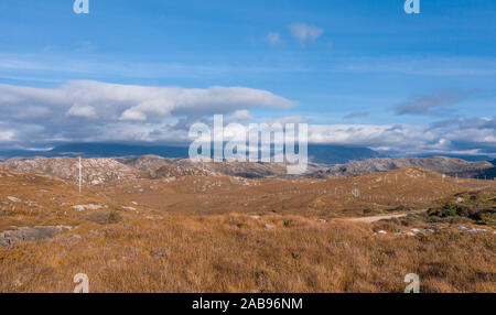 Les collines enneigées de nuages le long d'une route à l'automne lumineux838 soirée dans le nord-ouest des Highlands d'Écosse - NC500 Vélo Banque D'Images