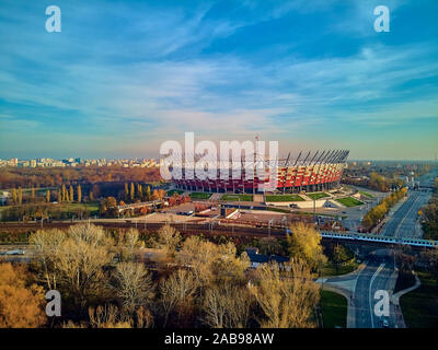 Varsovie, Pologne - 17 NOVEMBRE 2019 : magnifique coucher de aerial drone vue de panorama de ville moderne avec des gratte-ciel de Varsovie et le PGE Narodow Banque D'Images