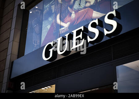 Barcelone, Catalogne, Espagne. 25Th Nov, 2019. Les GUESS logo, marque italienne de vêtements et accessoires de luxe fabricant, vu à la Passeig de Gràcia store.un boulevard d'un peu plus d'un kilomètre, le Passeig de Gràcia store rassemble des marques commerciales les plus importantes dans le monde de la mode et accessoires de luxe. Le vendredi noir de la campagne commerciale détermine le début de la plus importante période de vente orientée vers la période de Noël. Credit : Paco Freire SOPA/Images/ZUMA/Alamy Fil Live News Banque D'Images