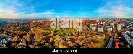 Une belle vue panoramique sur le coucher du soleil dans une fabuleuse soirée d'automne Novembre au coucher du soleil de drone à Pola Mokotowskie à Varsovie, Pologne - Mokotow Fi Banque D'Images