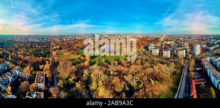 Une belle vue panoramique sur le coucher du soleil dans une fabuleuse soirée d'automne Novembre au coucher du soleil de drone à Pola Mokotowskie à Varsovie, Pologne - Mokotow Fi Banque D'Images