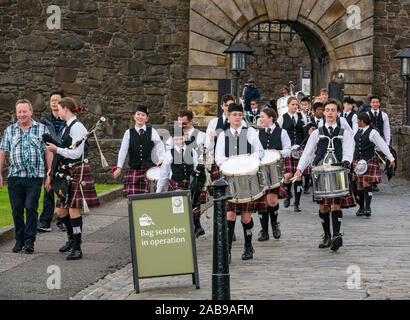 Les jeunes ou les adolescents de l'école pipe band avec tambours et cornemuses portant le kilt de contrepartie, porte d'entrée du château de Stirling, Scotland, UK Banque D'Images