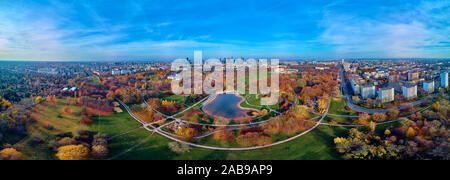 Une belle vue panoramique sur le coucher du soleil dans une fabuleuse soirée d'automne Novembre au coucher du soleil de drone à Pola Mokotowskie à Varsovie, Pologne - Mokotow Fi Banque D'Images