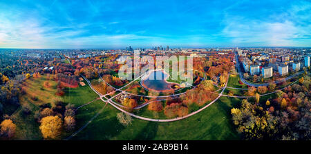 Une belle vue panoramique sur le coucher du soleil dans une fabuleuse soirée d'automne Novembre au coucher du soleil de drone à Pola Mokotowskie à Varsovie, Pologne - Mokotow Fi Banque D'Images