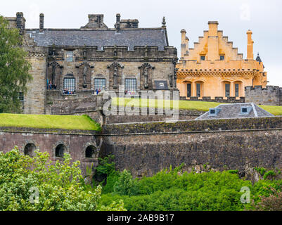 Les touristes sur les remparts du château de Stirling, avec du jaune à la chaux Grande Salle, Ecosse, Royaume-Uni Banque D'Images