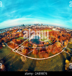 Une belle vue panoramique sur le coucher du soleil dans une fabuleuse soirée d'automne Novembre au coucher du soleil de drone à Pola Mokotowskie à Varsovie, Pologne - Mokotow Fi Banque D'Images