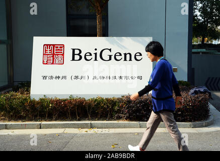 Un piéton passe devant l'immeuble de bureaux de l'entreprise pharmaceutique chinoise dans BeiGene Ctiy de Suzhou, Province de Jiangsu en Chine de l'est le 22 novembre Banque D'Images