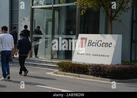 Les piétons passent devant l'immeuble de bureaux de l'entreprise pharmaceutique chinoise dans BeiGene Ctiy de Suzhou, Province de Jiangsu en Chine de l'est le 22 novembre, 20 Banque D'Images