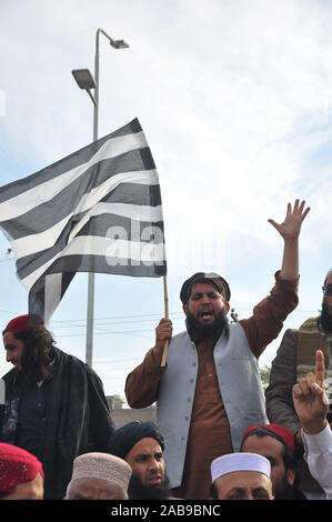 Peshawar, Pakistan. 25Th Nov, 2019. Jamiat islamiste Ulema-e-Islam (JUI-F) district Peshawar pour protester contre l'homme qui profana Saint Coran en Norvège en mode route. (Photo de Hussain Ali/Pacific Press ) Crédit : Pacific Press Agency/Alamy Live News Banque D'Images