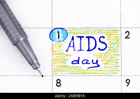 Journée du sida rappel dans le calendrier avec un stylo bleu. Le 01 décembre. Banque D'Images