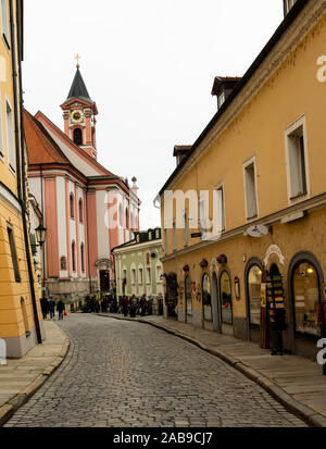 Une rue latérale dans la belle ville de Passau, Allemagne, avec un tour de l'église en arrière-plan Banque D'Images