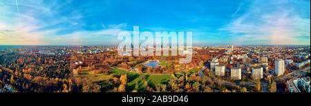 Une belle vue panoramique sur le coucher du soleil dans une fabuleuse soirée d'automne Novembre au coucher du soleil de drone à Pola Mokotowskie à Varsovie, Pologne - Mokotow Fi Banque D'Images