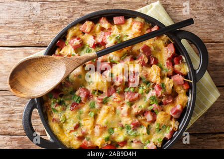 Pain cocotte à strates jambon, oignons, fromage et œufs close-up dans une casserole sur la table. Haut horizontale Vue de dessus Banque D'Images