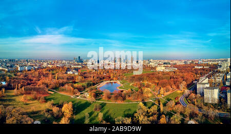 Une belle vue panoramique sur le coucher du soleil dans une fabuleuse soirée d'automne Novembre au coucher du soleil de drone à Pola Mokotowskie à Varsovie, Pologne - Mokotow Fi Banque D'Images