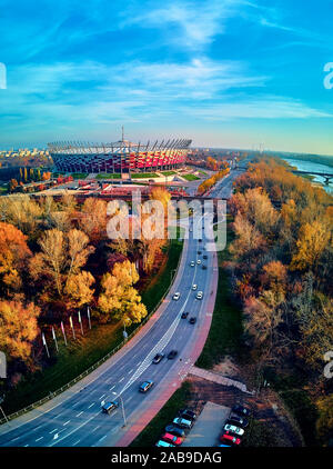 Varsovie, Pologne - 17 NOVEMBRE 2019 : magnifique coucher de aerial drone vue de panorama de ville moderne avec des gratte-ciel de Varsovie et le PGE Narodow Banque D'Images