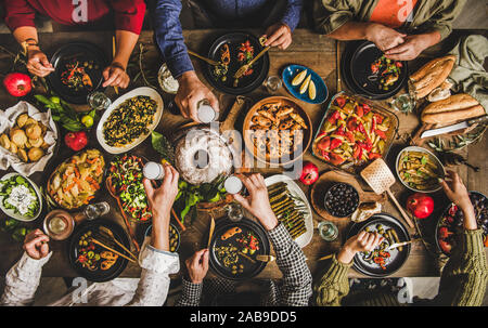 Fête de famille traditionnelle turque le dîner avec des plats typiques et le raki Banque D'Images