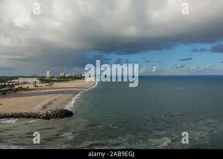 Ft. Lauderdale, FL/USA-10/31/19 : Le point de vue d'un navire de croisière de Port Everglades, à Ft. Lauderdale, Floride du chenal et de la plage. Banque D'Images