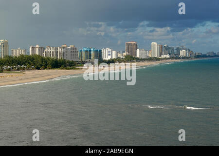 Ft. Lauderdale, FL/USA-10/31/19 : Le point de vue d'un navire de croisière de la plage, de la ville et des hôtels à Ft. Lauderdale, en Floride. Banque D'Images