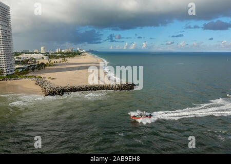 Ft. Lauderdale, FL/USA-10/31/19 : Le point de vue d'un navire de croisière de Port Everglades, à Ft. Lauderdale, Floride du chenal et de la plage. Banque D'Images