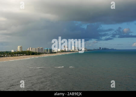 Ft. Lauderdale, FL/USA-10/31/19 : Le point de vue d'un navire de croisière de la plage, de la ville et des hôtels à Ft. Lauderdale, en Floride. Banque D'Images