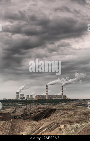 La fumée des cheminées de la centrale électrique sur fond de nuages de tempête Banque D'Images