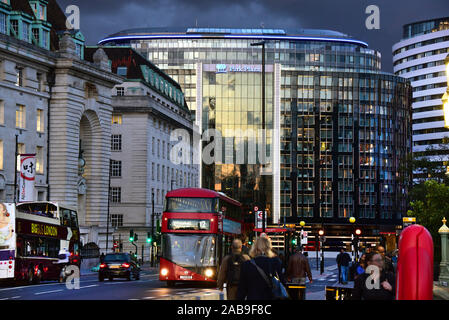 Londres, Royaume-Uni. 05 Sep, 2019. Vue de l'hôtel Park Plaza Westminster Bridge (au milieu). Credit : Waltraud Grubitzsch/dpa-Zentralbild/ZB/dpa/Alamy Live News Banque D'Images