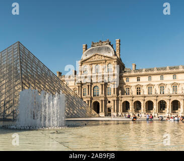 Extérieur du Musée du Louvre, Paris, France Banque D'Images