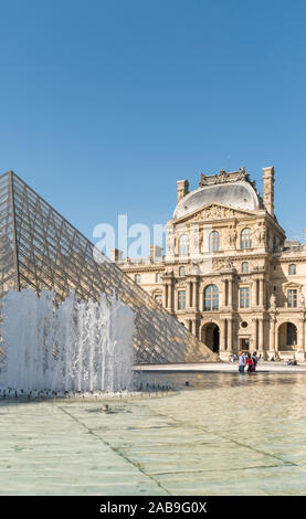 Extérieur du Musée du Louvre, Paris, France Banque D'Images
