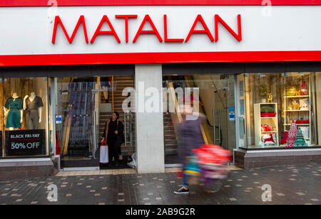 Liverpool. Le Merseyside (Royaume-Uni) 26 novembre. Matalan Vendredi Noir d'obtenir en cours dans le centre-ville comme acheteurs de Noël profitez des offres de Noël et bonnes affaires. Credit : MediaWorldImages/Alamy Live News Banque D'Images