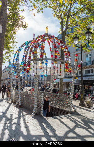 Station de métro décorée d'une couronne en verre géante, Paris, France Banque D'Images