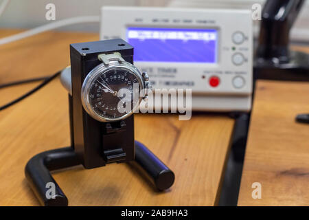 Fort Collins - une machine vérifie une reconstruite watch pour s'assurer qu'il conserve l'heure exacte à l'Vortic Watch Company. L'entreprise récupère et restaurations antiqu Banque D'Images