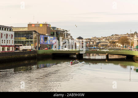 L'aviron le long de la rivière Lee par St Patricks quai dans la ville de Cork, Irlande tôt le matin Banque D'Images