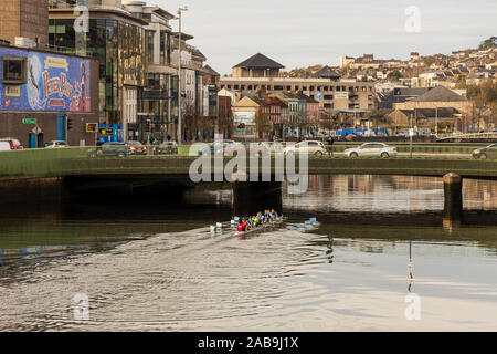 L'aviron le long de la rivière Lee par St Patricks quai dans la ville de Cork, Irlande tôt le matin Banque D'Images