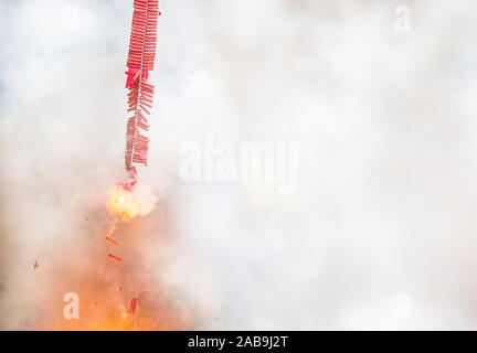 Le Nouvel An chinois, pétards explosent sur Fireworks célébration Contexte chinois Banque D'Images