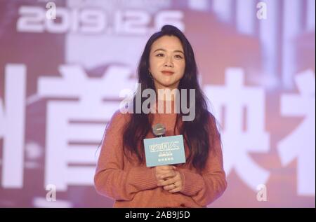 L'actrice chinoise Tang Wei assiste à une première activité pour son nouveau film "Le dénonciateur" dans la ville de Hangzhou, Zhejiang Province de Chine orientale, le 24 novembre Banque D'Images