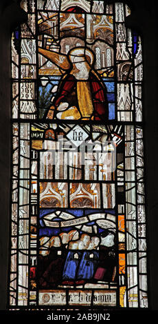 Vitrail médiéval, église de St Andrew, Greystoke, Cumbria, illustrant l'Annonciation à la Vierge Marie, à genoux à l'doners bas Banque D'Images