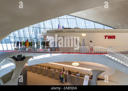 L'aéroport JFK, Queens NY - 03 septembre 2019 : hôtesse de l'air, avec une marche uniforme dans le vintage Hotel TWA. Queens NY Septembre 03, 2019 Banque D'Images