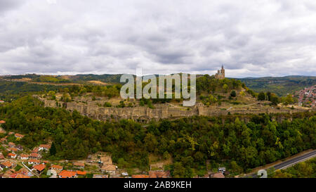 La forteresse de tsarevets à Veliko Tarnovo, Bulgarie. Drone aérien footage Banque D'Images