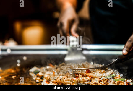 En cours de préparation dans l'alimentation des hibachi Punta Cana, République dominicaine. Banque D'Images