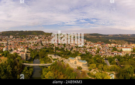 Belle vue plongeante sur le centre de Veliko Tarnovo, la rivière Yantra et les montagnes, Bulgarie.. Vue panoramique à haute altitude drone abattu Banque D'Images