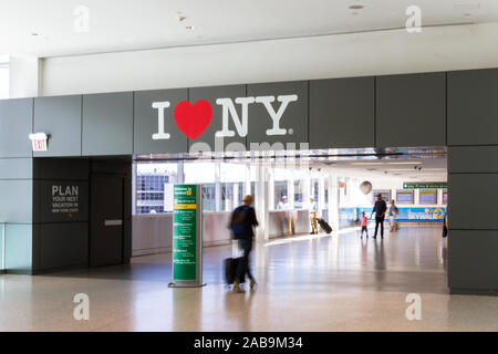 L'aéroport JFK, Queens NY - 03 septembre 2019 : I Love NY slogan populaire au-dessus de l'allée avec voyageurs brouillée par la marche. L'aéroport JFK, NY Le 0 septembre Banque D'Images