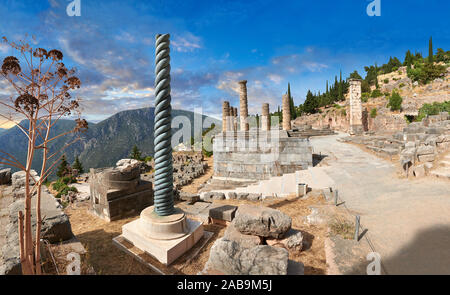 Le trépied d'Plataeans la colonne et l'autel de l'Chiots avec les colonnes du temple d'Apollon derrière, site archéologique de Delphes, Delphi, Grèce Banque D'Images