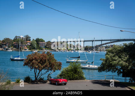 MG voiture décapotable à Ferry Point de rue en vue d'Gladsville Bridge, Hunters Hill, une banlieue de la Basse-Côte-Nord, Sydney, Australie Banque D'Images